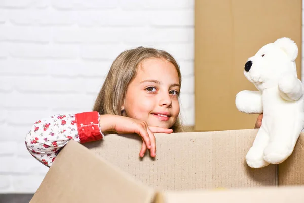 Apartamento Living. caja de cartón infantil feliz. reparación de la habitación. apartamento nuevo. niña feliz con juguete. compra de vivienda nueva. Cajas de cartón - mudanza a nueva casa — Foto de Stock