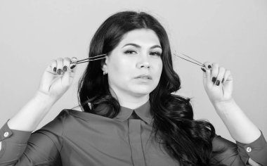 Kirpik uzatma işlemi. Güzellik ve moda. güzel kadın kirpik ustası cımbız tutun. kaşlar için özel bir araç ile kozmetolojist. güzellik salonunda profesyonel güzellik uzmanı. Belirsiz hissetmek