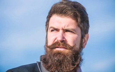 Her sakal tamamen benzersizdir. Şık bir görünüme yatırım yapın. Kalın sakal hızlı büyür. Erkek sakallı hipster resmi takım elbise mavi gökyüzü arka plan giymek. Yüz saç sakal ve bıyık bakımı. Sakal moda trendi