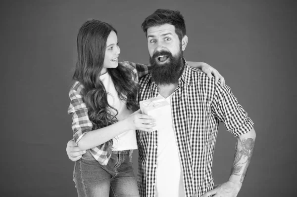 Gelmiş geçmiş en iyi babam için. Adam sakallı baba ve kırmızı arka plan üzerinde sevimli küçük kız kızı. Babalar gününü kutlayın. Aile değerleri kavramı. Dostane ilişkiler. Baba Hipster ve kızı. Hediye sürprizi