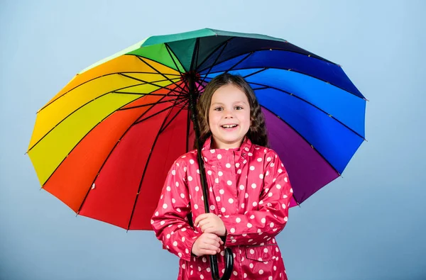 행복 한 소녀는 화려 한 무지개 우산을 들고 있다. 적절 한 옷을 입은 날씨. 좋은 하루되 세요. 우산 아래를 걷는게좋을 거야. 비가온 후에는 언제나 무지개가 있다. 비개념을 즐기 세요. 가을 시즌 — 스톡 사진
