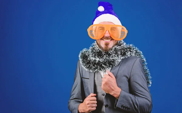 Festa de Natal corporativa. Homem barbudo hipster usar chapéu de Papai Noel e óculos de sol engraçados. Enfeite de gerente pronto celebram o Ano Novo. Escritório de festas de Natal. Férias corporativas ideias partido funcionários vão adorar — Fotografia de Stock