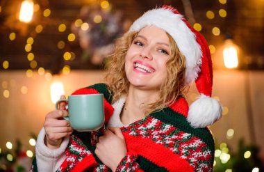 Evde harika vakit geçiriyorum. Kış tatili Sabah kahvesi. Xmas havası. Kadın kakao içiyor. Neşeli kadın kendini rahat hissediyor kutlama zamanı. Kız Noel Baba şapkalı süt bardağı. Mutlu yıllar. Noel