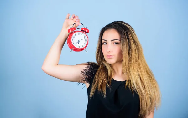 Menina bonita a gerir o seu tempo. Mulher segurar relógio de alarme vintage. Vê a reparação. Gestão de tempo. Pontualidade e disciplina. Prática de avanço de relógios. Hora de verão. Alterar fuso horário — Fotografia de Stock