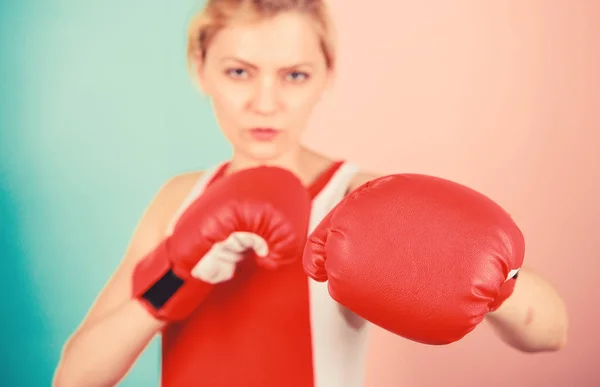 Concentrado en el puñetazo. Guantes de boxeo para mujeres enfocados en ataque. Chica ambiciosa lucha guantes de boxeo. Derechos de la mujer. Te voy a echar. Confiando en su habilidad de boxeo. Boxeo mejorar temperamento y voluntad —  Fotos de Stock