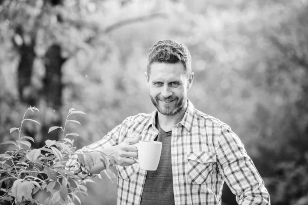 Homem feliz com xícara de chá. Café da manhã. estilo de vida saudável. natureza e saúde. Hora do café da manhã. vida ecológica para o homem. homem na floresta verde. beber chá ao ar livre. Que grande manhã. — Fotografia de Stock