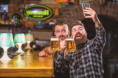 Barda bira içen adam. Çevrimiçi iletişim. İnsan sakallı hipster akıllı telefon tutun. Selfie kavramı almak. Pub büyük akşam hatırlamak selfie fotoğraf çekin. Arkadaşlarınızı sosyal ağlara selfie gönderin