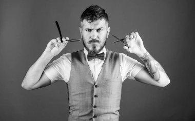 Sabah rutin zevk. makas ile berber ustası. Bow kravat içinde tıraşsız berber. mükemmel sakal. Erkek moda. sabah işadamı bakım. Sakallı olgun hipster tutun tıraş bıçağı