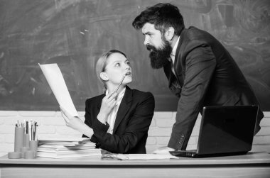 Eğitim programı. Okul eğitimi. Okul dersine hazırlanın. Öğretme becerisini geliştirin. İş arkadaşınıza danışın. Belgelerkonusunda bana yardım et. Okul sınıfında birlikte çalışan öğretmen ve gözetmen