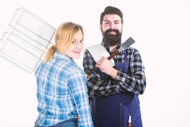 Gerçek aşk. Et kavurma için araçları. Aşık çift mutfak eşyaları tutun. Aile hafta sonu. Sakallı adam hipster ve kız. Hazırlık ve mutfak. Piknik Barbekü. yemek pişirme tarifi