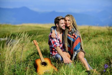 Aşk hikayesi. Gitarlı mutlu arkadaşlar. Batı kampı. Yürüyüş. Birbirine aşık çiftler boş zamanlarını birlikte geçirirler. Arkadaşlık. Kamp ateşi şarkıları. Erkekler kız için gitar çalar. Country müziği. romantik randevu