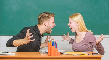 İlişkiler sınıf arkadaşları. Öğrenciler sınıf tebeşir tahtası arka plan iletişim. Şiddet ve zorbalık. Grup arkadaşları arasındaki iletişim. Dostluk ve ilişkiler. Uzlaşmacı çözüm. Üniversite ilişkileri