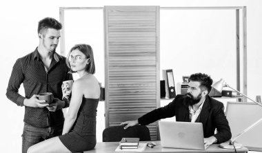 İş arkadaşıyla flört etmek kahve molası. İş arkadaşıyla flört eden bir kadın. Kadın çekici çalışan erkek iş arkadaşları. Ofis romantizm konsepti. Sıkı patron. İşçilerin dikkatini dağıtıyor. Flört ve baştan çıkarma