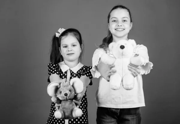 子供の日の概念。プレイルームでゲームをしている幸せな小さな姉妹の女の子。幼稚園の遊び場。手作り。縫製やDIY工芸品。柔らかいクマのおもちゃを持つ小さな女の子。おもちゃ屋さん。子供の日 — ストック写真