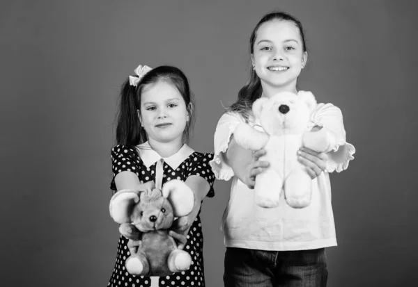 Concepto del día de los niños. niñas hermanas pequeñas felices jugando juego en la sala de juegos. parque infantil en el jardín de infantes. Hecho a mano. costura y artesanía de bricolaje. niñas pequeñas con juguetes de oso suave. tienda de juguetes. día de los niños —  Fotos de Stock