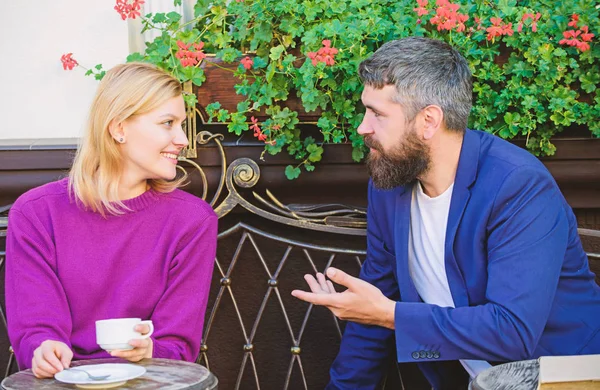 Találkozó emberek első napja. Pár terasz kávéfogyasztás. Alkalmi megfelelnek ismerős nyilvános helyen. Romantikus pár. Megszokott módon, hogy találkozzanak és csatlakozzanak a többi egyedülálló ember. Találkozik ismerősök — Stock Fotó