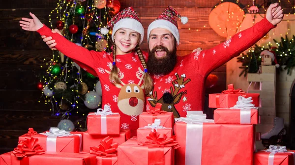 Boas festas. Pai e criança abrindo presentes de Natal. Memórias de infância favoritas do Natal. Pai barbudo homem e filha perto da árvore de Natal. Presentes para o mais próximo. Passe tempo com sua família — Fotografia de Stock