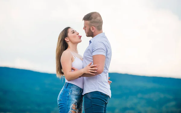 Apoyándola. Juntos para siempre. Historia de amor. Acabo de casarme. Concepto de luna de miel. Relaciones románticas. Amor verdadero. Amor familiar. Pareja enamorada. Linda relación. Hombre y mujer abrazo naturaleza fondo —  Fotos de Stock