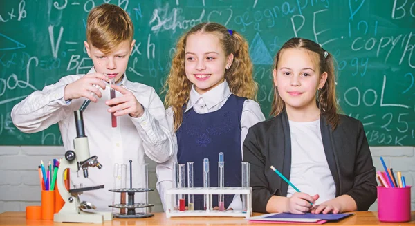 La reacción química ocurre cuando la sustancia se transforma en nuevas sustancias. Los alumnos estudian química en la escuela. La sustancia química se disuelve en otra. Los niños disfrutan del experimento químico. Explorar es tan emocionante. —  Fotos de Stock