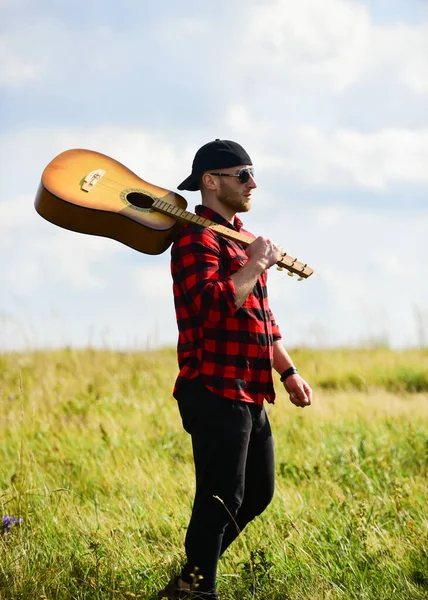 Music On World Off. canción de música country. camping occidental y senderismo. sexy hombre con guitarra en camisa a cuadros. vaquero con guitarrista acústico. moda hipster. feliz y libre —  Fotos de Stock