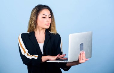 Tavsiyene ihtiyacım var. Çevik iş. Kız pazartesileri siber alışveriş yapıyor. Kadın bilgisayar kullanıyor. Blogculuk ve dijital pazarlama. İnternette mutlu öğrenci çalışması. Modern hayatta yeni teknoloji