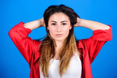 Şampuan ve saç kremi. Şımartma rutini. Kuaför salonu. Hasarlı saç. Sakat saç stili. Mavi arka planda kız saç stili. Kişisel bakım. Ekstra hacim. Saç şekillendirme metodu.