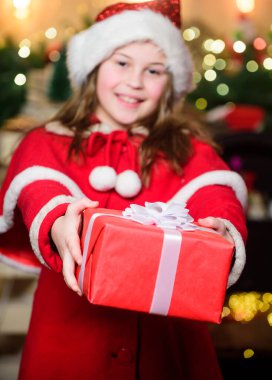 Kış sezonu indirimi. Alışveriş ve indirim. Noel bağışlama zamanıdır. Şenlikli atmosfer noel günü. Noel Baba kostümlü kız Noel Baba hediye kutusu. Şimdi hediye al. Açık hediye. Mutlu anlar