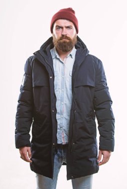 Şık ve rahat. Sakallı adam hippi güvenle sıcak siyah ceket veya parka poz. Hipster modern moda. Adam şapka ve siyah kış ceket giymek. Hippi tarzı giyim. Hippi kıyafet