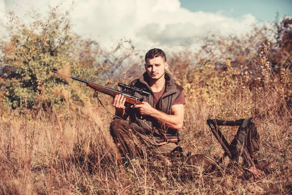 Equipamentos de caça e medidas de segurança. Homem com equipamento de caça rifle fundo natureza. Preparar para caçar. O que você deve ter enquanto caça ambiente da natureza. Conceito de rifle de recarga — Fotografia de Stock