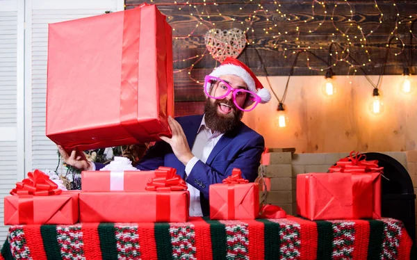 O tamanho importa. Homem Papai Noel chapéu carregam grande caixa de presente. O maior presente para o Natal. Celebre o Natal com presentes gigantes. Grande caixa embrulhada com fita. Grande surpresa. Prepare enorme presente surpresa — Fotografia de Stock