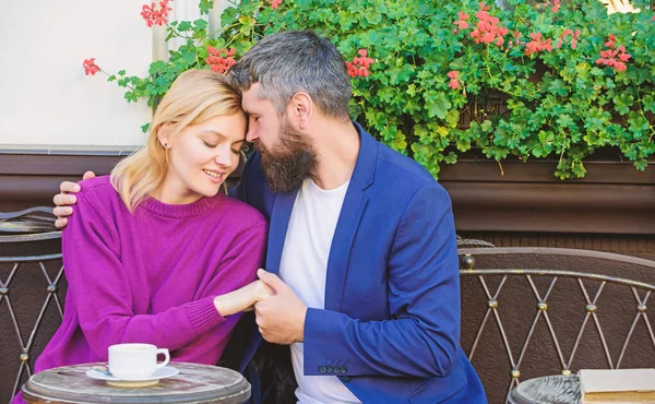 La vie ensemble. femme et homme avec barbe se détendre dans le café. Brutal hipster barbu et fille boire du café. Café du matin. Couple amoureux. Première rencontre de fille et d'homme mûr. Tout faire ensemble — Photo