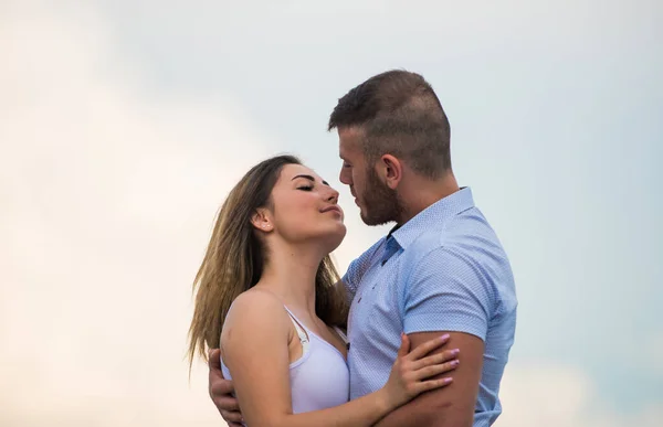 Relações românticas. Amor verdadeiro. Amor familiar. Devoção e confiança. Um casal apaixonado. Relação gira. Homem e mulher abraçam o fundo da natureza. A apoiá-la. Juntos para sempre, nós dois. História de amor — Fotografia de Stock