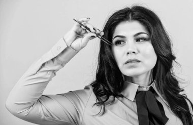 Kirpik giderme işlemi. Güzellik. Kalıcı Makyaj. Kirpik uzatma işlemi. Kaş Düzeltme. güzel kadın kirpik ustası cımbız tutun. Uzantıları Cımbız ile çalışır