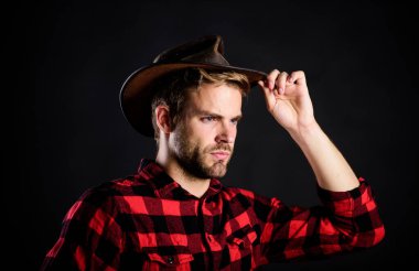 Erkeklik ve vahşet kavramı. Yurtdışındaki Amerikalıların mimari imajı. Kovboy hayatı çok romantikleşti. Kovboy tavırlarını moda pozu olarak benimse. Erkek traşsız kovboy arka planı