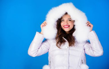 Yumuşak kürk. Zarif bir tarz kodu. Modern kalmak isteyenler için. Moda modası. Kış giysileri Kışlık ceket giyen bir kız. Kış mevsimi. Kadın kürklü kapüşonlu ceketi giyer