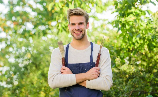 Chef fiducioso. Concetto culinario. Cuoco che cucina cibo barbecue. Strumenti per arrostire carne all'aperto. grigliata uomo. utensili da cucina picnic. Weekend di festa all'aperto. Una gita in famiglia. Picnic estivo — Foto Stock