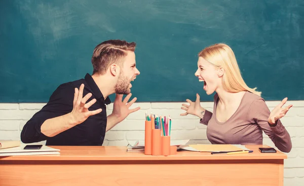 Relaciones universitarias. Compañeros de clase de relaciones. Los estudiantes comunican el fondo de pizarra del aula. Violencia e intimidación. Comunicación entre compañeros de grupo. Amistad y relaciones. Solución de compromiso — Foto de Stock