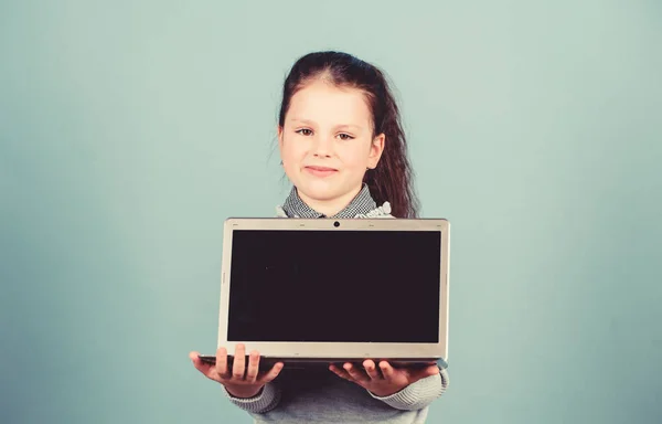 Modern leven met online winkelen. ontwikkeling van kinderen met nieuwe technologie. online kopen op cyber maandag verkoop. gelukkig klein meisje bloggen op laptop. online cursussen. zakelijke communicatie. Hulpzaam instrument — Stockfoto