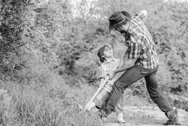 Bambino piccolo aiutare il padre in agricoltura. ricco suolo naturale. Azienda agricola ecologica. Ranch. padre e figlio piantare albero genealogico. nuova vita. fertilizzanti per terreni. Buon Giorno della Terra. Scavare grounf con pala. Pianta nel suolo — Foto Stock