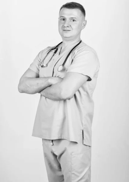 Medicina y salud. Tratamiento y prevención. Chico experimentado médico ropa beige sobre fondo blanco. Comprueba la salud. Clínica privada. Carrera de doctor. Hombre doctor estetoscopio médico uniforme — Foto de Stock