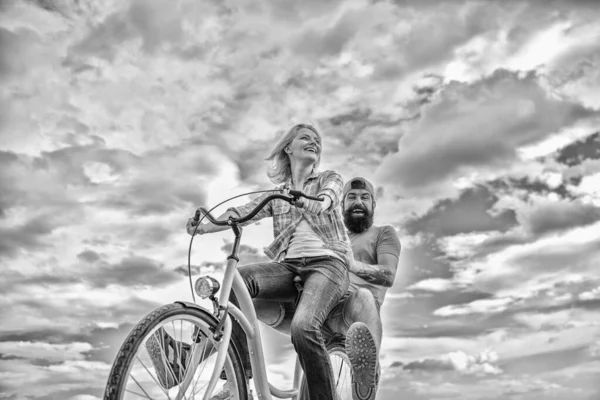 Пара з велосипедним романтичним фоном побачення неба. Психологія відносин. Лідерство в сім'ї та шлюбі. Дівчина керує велосипедним кермом. Пара закоханих зустрічається на велосипеді. Нехай вона буде лідером — стокове фото