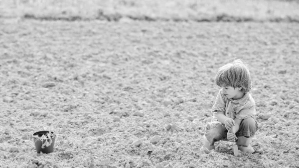 Sol naturel. nouvelles technologies dans l'agriculture. petit enfant plantant une fleur. écologie vie. ferme écologique. humain et nature. Jour de la Terre. espace de copie. ferme d'été. jardinier enfant heureux. Travailleur botanique. Printemps — Photo