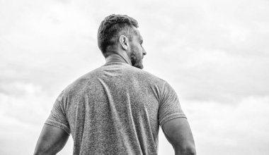 Güçlü kaslı vücut güçlü arka görüş hissediyor. Başarılı bir atlet. Zafer ve başarı. Şampiyon. Gelecekteki fırsatlar. Liderlik ve rekabet. Gelecek konsepti. Geleceğe bakıyorum