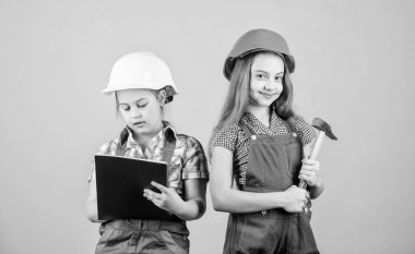 Kontrol yenileme işlemi. Çocuklar evlerini yenilemekten mutlu. Ev geliştirme etkinliği. Tadilat planlayan aletlere sahip çocuk kızlar. Aile tadilatevi. Çocuk kız kardeşler odalarını yenileme