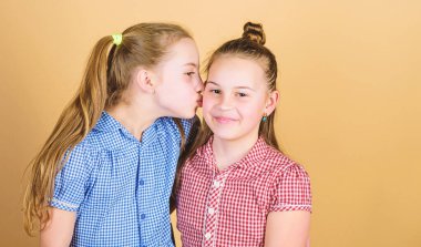 Kardeş sevgisi gibisi yoktur. Sevimli kız sevgi ile onun küçük kız kardeşi öpüşme. Küçük çocuklar arasında saf bir sevgi anı. Aile sevgisi