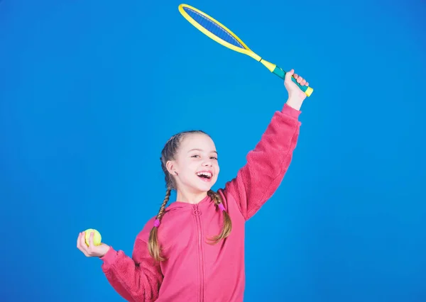 Super journée pour jouer. raquette de tennis pour enfant athlète sur fond bleu. Loisirs actifs et passe temps. Tennis sport et divertissement. Fille adorable enfant jouer au tennis. Pratiquer le tennis et s'amuser — Photo