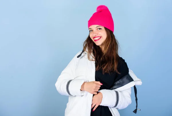 Alegre e positiva. beleza em roupas de inverno. compras estação fria. menina em casaco quente acolchoado. Boas férias de inverno. Ano Novo. Uma rapariga de chapéu de gorro. moda de pele falsa. gripe e frio. moda sazonal — Fotografia de Stock