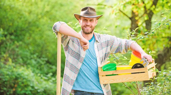 Jordbruk och jordbruk odling. Trädgårdsutrustning. muskulös Ranch man i cowboy hatt. Eco Farm. Skörd. Sexig bonde hålla spade och låda med potten. Happy Earth Day. Eco Living. Det bästa jobbet någonsin — Stockfoto