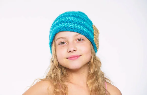 Dítě Noste teplé měkké pletené Modrý klobouk. Rozdíl mezi pletení a háčkování. Volný pletací vzory. Na podzim zimní sezóně příslušenství. Dětské pletené čepice. Dívka dlouhé vlasy šťastné tváře bílé pozadí — Stock fotografie