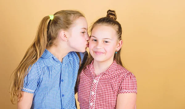 Нет ничего лучше сестринской любви. Очаровательная девушка целует свою младшую сестру с любовью. Момент чистой любви между маленькими детьми. Семейная любовь — стоковое фото